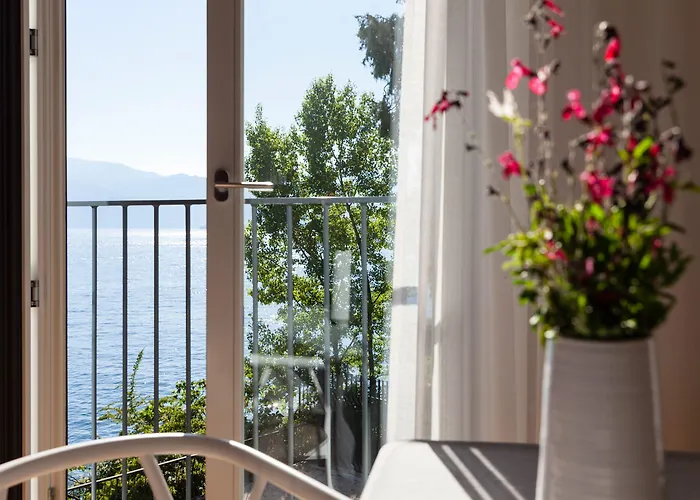 Otel De Charme Laveno-Mombello